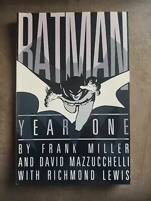Buy Batman Year One - DC Comics - Frank Miller - Paperback  • 4.99£
